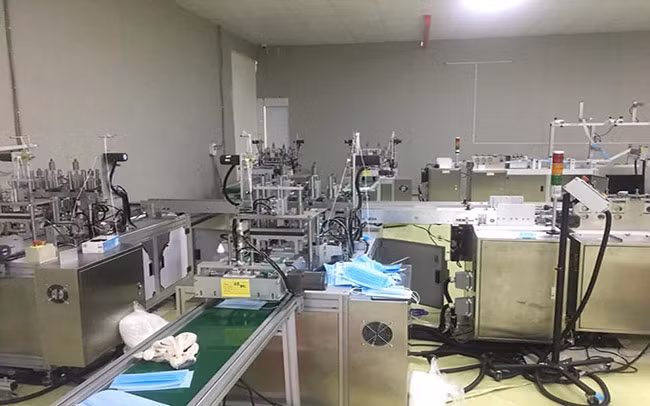 Một lượng lớn găng tay y tế đã qua sử dụng được cơ sở này thu gom, tái chế và chuẩn bị bán ra thị trường.