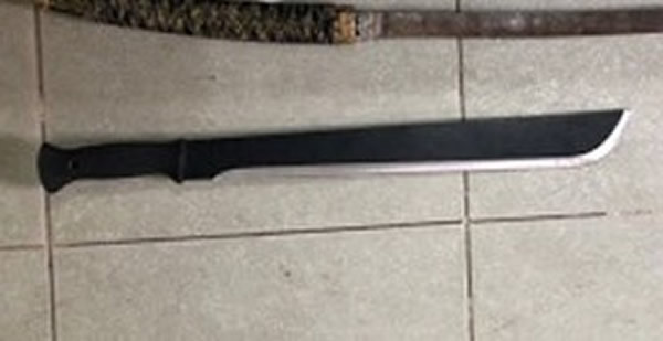 Lê Nguyễn Công Thành (trái), Nguyễn Hữu Thiên Nhật và hung khí gây án.