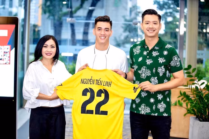 Nhận lời mời của đội trưởng FC Nghệ Sỹ Hồ Đức Vĩnh, tiền đạo Nguyễn Tiến Linh đồng ý gia nhập đội bóng phong trào để tham gia nhiều chương trình thiện nguyện