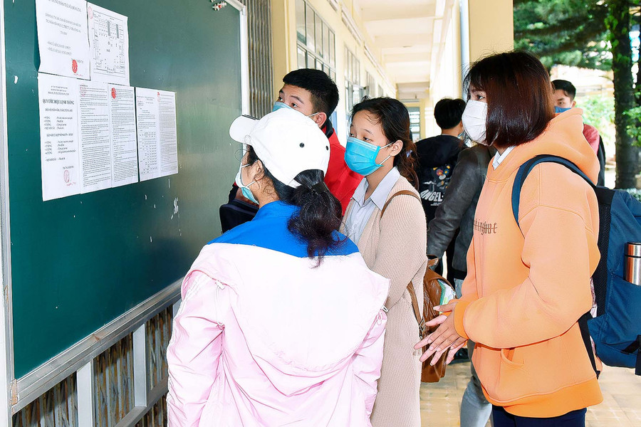 Sinh viên tình nguyện Trường Đại học Nông lâm phân hiệu Gia Lai giúp thí sinh tìm phòng thi qua sơ đồ.