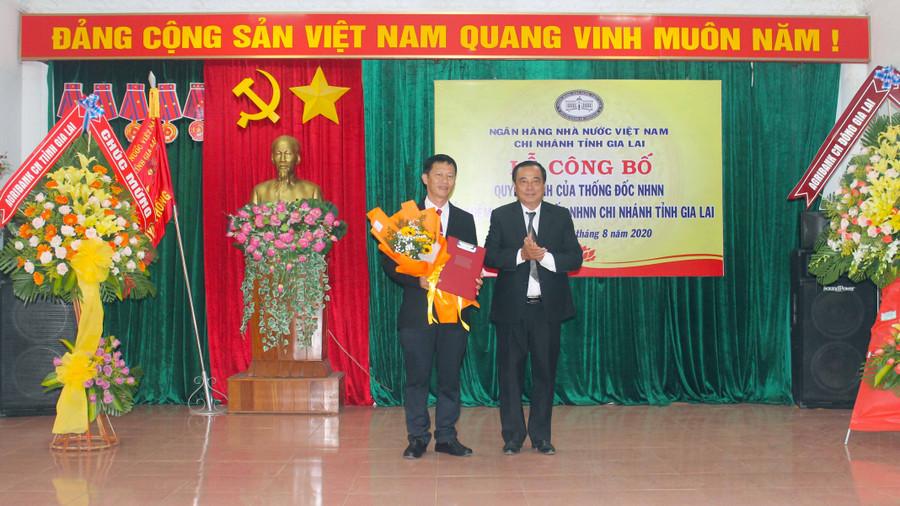 Ông Nguyễn Hữu Nghị - Phó Giám đốc phụ trách trao Quyết định bổ nhiệm chức vụ Phó Giám đốc cho ông Đặng Văn Sống. Ảnh: Kế Hiền 