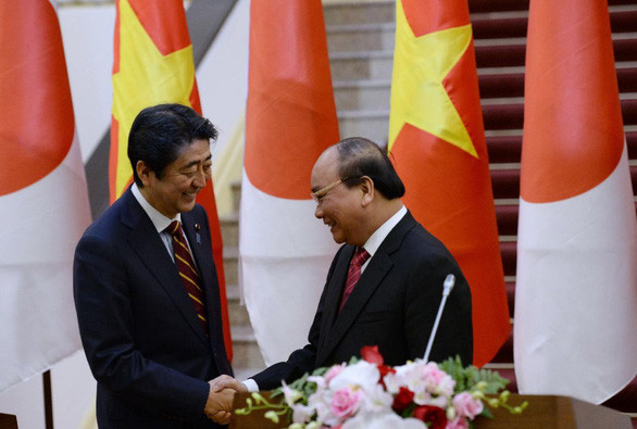 Thủ tướng Nhật Bản Shinzo Abe và Thủ tướng Nguyễn Xuân Phúc bắt tay sau buổi họp báo trong khuôn khổ chuyến thăm chính thức Việt Nam ngày 16-1-2017 - Ảnh: AP Thủ tướng Nhật Bản Shinzo Abe và Thủ tướng Nguyễn Xuân Phúc bắt tay sau buổi họp báo trong khuôn khổ chuyến thăm chính thức Việt Nam ngày 16-1-2017 - Ảnh: AP