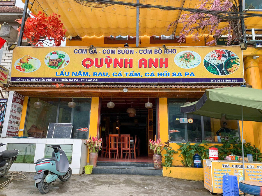 "Khách đợt này vắng lắm. Nếu không ảnh hưởng dịch bệnh, cửa hàng nhà tôi mỗi ngày đón hàng trăm lượt khách đến ăn thưởng thức đặc sản Sa Pa. Nhưng nay cả tuần cũng chỉ đón vài đoàn khách. Tôi phải cho nhân viên trong quán nghỉ thay phiên nhau để giảm chi phí vận hành", anh Kiên chủ một cửa hàng trên đường Điện Biên Phủ, thị trấn Sa Pa, Lào Cai cho hay.