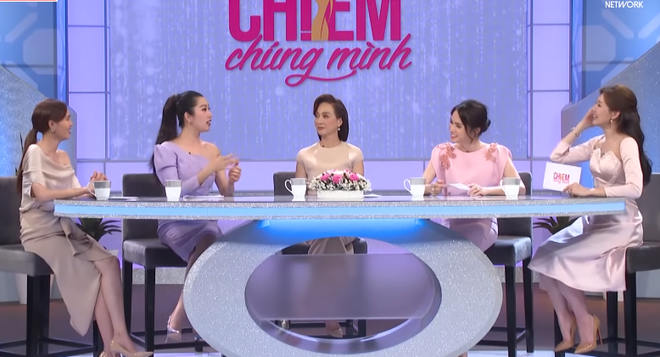 Câu chuyện tình yêu của Thúy Ngân khiến NSND Lê Khanh, Lan Ngọc, Hương Giang và Hari Won phải chăm chú lắng nghe ẢNH: CHỤP MÀN HÌNH