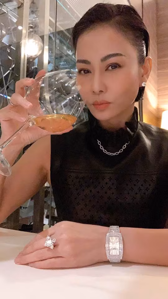Thu Minh tay đeo nhẫn kim cương, thư thái bên ly rượu vang: “Chào nữ hoàng! Lâu rồi không gặp”.