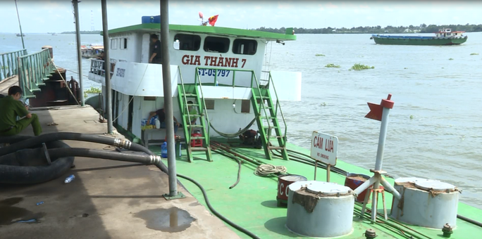 Đại gia Trịnh Sướng đã pha trộn xăng giả bên bờ sông