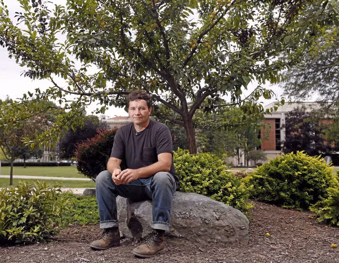  Sau khoảng 5 năm và nhiều lần ghép, cây 40 loại quả (Tree of 40 Fruit) đầu tiên của anh đã hoàn tất. Ảnh: Tweentribune.