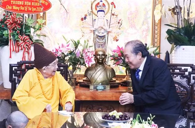 Phó Thủ tướng Thường trực Chính phủ Trương Hòa Bình chúc mừng Hoà thượng Thích Đức Nghiệp, Phó Pháp chủ Hội đồng chứng minh Giáo hội Phật giáo Việt Nam tại chùa Vĩnh Nghiêm (Quận 3, Thành phố Hồ Chí Minh). (Ảnh: Xuân Khu/TTXVN)