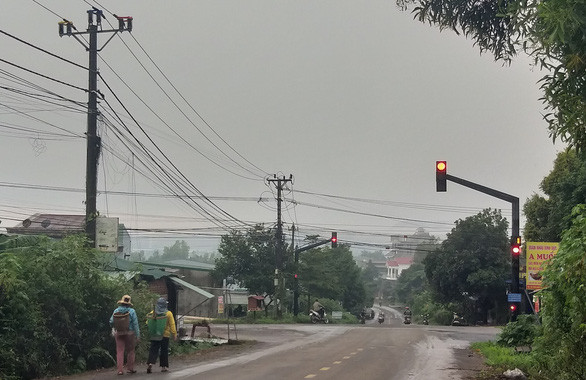 Sương giăng kín đường vào thành phố - Ảnh: NGUYỄN TRUNG