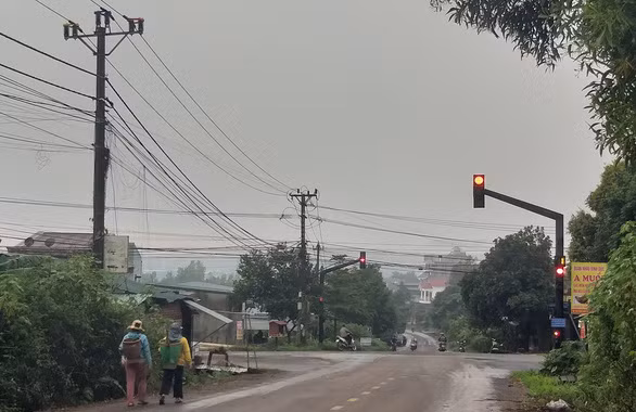 Sương giăng kín đường vào thành phố - Ảnh: NGUYỄN TRUNG