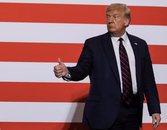 Tổng thống Mỹ Donald Trump dự một sự kiện về tặng huyết tương trong chuyến thăm trụ sở của Hội chữ thập đỏ Mỹ ở Washington ngày 30-7 - Ảnh: REUTERS