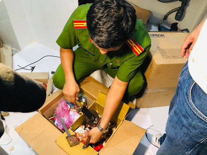 Những máy móc, thiết bị các nghi can sử dụng làm biển số giả ẢNH: CÔNG AN CUNG CẤP