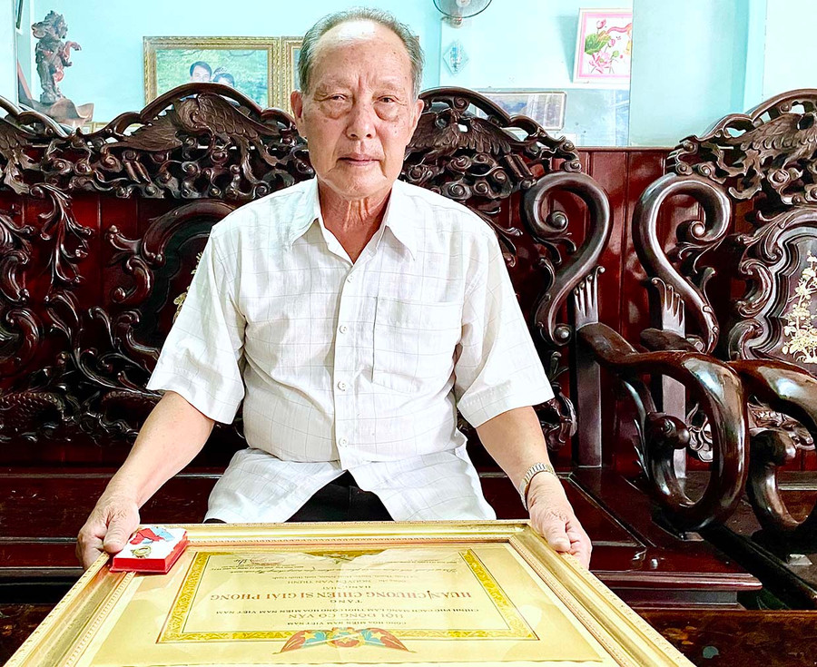  Ông Nguyễn Văn Trinh (thị xã An Khê) bên phần thưởng cao quý do Nhà nước trao tặng. Ảnh: H.T