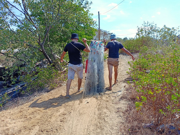 Trải nghiệm kéo lưới, bắt cá dưới ao - Ảnh: LÊ THÚY