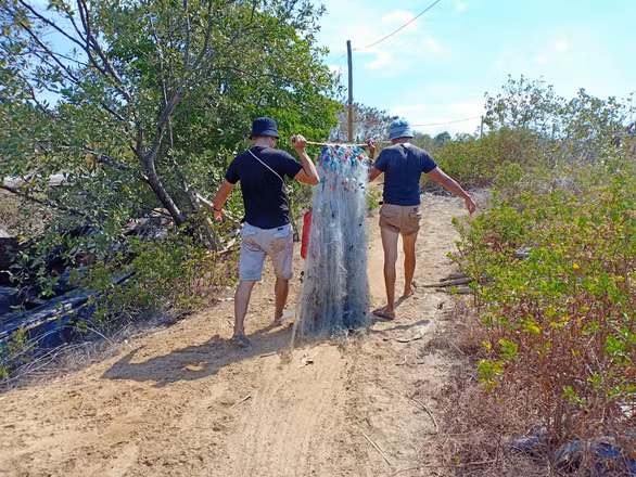 Trải nghiệm kéo lưới, bắt cá dưới ao - Ảnh: LÊ THÚY