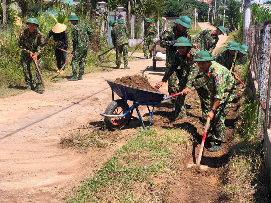 Cán bộ, chiến sĩ Lữ đoàn Pháo binh 368 tham gia đào rãnh thoát nước tại khu dân cư phường An Tân, thị xã An Khê. Ảnh: Ngọc Minh 