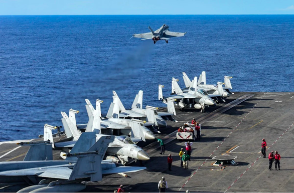 Một máy bay tiêm kích F/A-18E Super Hornet cất cánh từ một tàu sân bay của Hải quân Mỹ đang hoạt động ở Biển Đông - Ảnh: EPA Một máy bay tiêm kích F/A-18E Super Hornet cất cánh từ một tàu sân bay của Hải quân Mỹ đang hoạt động ở Biển Đông - Ảnh: EPA