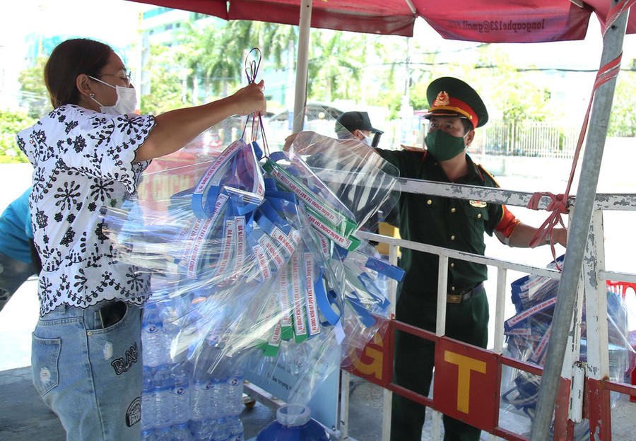 Nhiều bạn trẻ làm kính chắn gửi tặng các chiến sĩ công an trực gác ở các chốt - Ảnh: ĐOÀN NHẠN