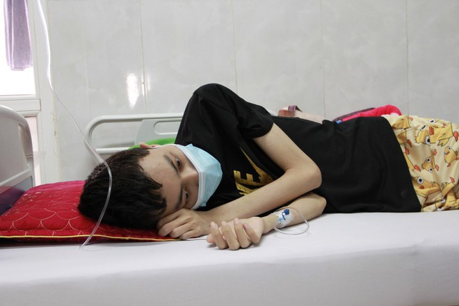 Hơn 1 năm chống chọi căn bệnh nan y khiến thân thể Nhật trở nên tiều tụy ẢNH: HOÀNG BÌNH