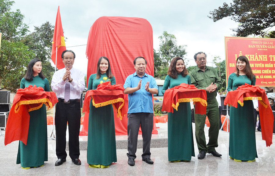 Phó Bí thư Thường trực Tỉnh ủy Châu Ngọc Tuấn (ở giữa) cùng các đại biểu cắt băng khánh thành Bia di tích lịch sử Ban Tuyên huấn Tỉnh ủy trong thời kỳ kháng chiến chống Mỹ. Ảnh: Phương Linh Phó Bí thư Thường trực Tỉnh ủy Châu Ngọc Tuấn (ở giữa) cùng các đại biểu cắt băng khánh thành Bia di tích lịch sử Ban Tuyên huấn Tỉnh ủy trong thời kỳ kháng chiến chống Mỹ. Ảnh: P.L