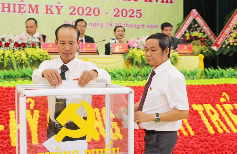 Các đại biểu bỏ phiếu bầu Ban Chấp hành Đảng bộ huyện Ia Grai khóa XVIII (nhiệm kỳ 2020-2025). Ảnh: Phan Lài Các đại biểu bỏ phiếu bầu Ban Chấp hành Đảng bộ huyện Ia Grai khóa XVIII, nhiệm kỳ 2020-2025. Ảnh: Phan Lài