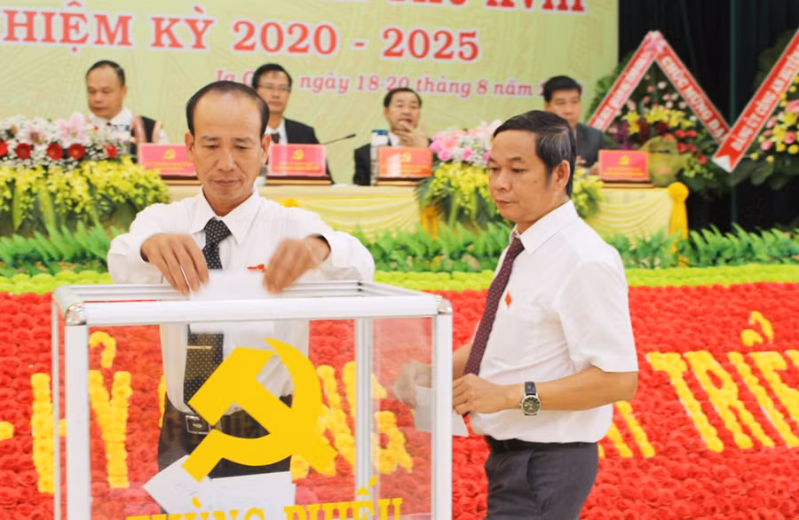 Các đại biểu bỏ phiếu bầu Ban Chấp hành Đảng bộ huyện Ia Grai khóa XVIII, nhiệm kỳ 2020-2025. Ảnh: Phan Lài