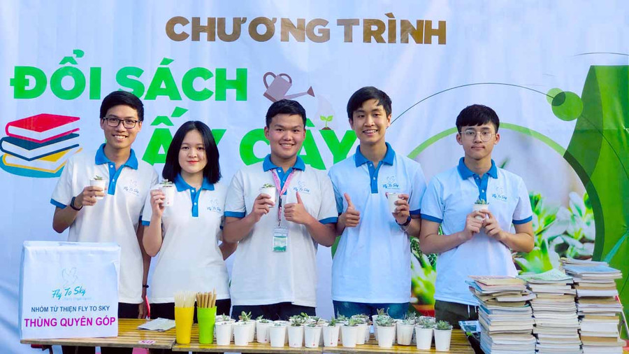 Nhóm từ thiện Fly To Sky (TP. Pleiku) tổ chức chương trình “Đổi sách lấy cây” với mong muốn kết nối cộng đồng chung tay hỗ trợ trẻ em khó khăn. Ảnh: INTERNET