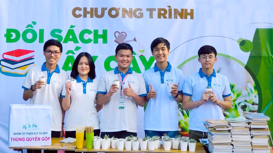 Nhóm từ thiện Fly To Sky (TP. Pleiku) tổ chức chương trình “Đổi sách lấy cây” với mong muốn kết nối cộng đồng chung tay hỗ trợ trẻ em khó khăn. Ảnh: INTERNET