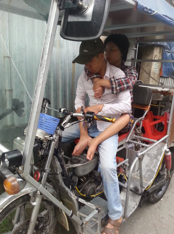 Vợ chồng chị Nhàn, anh Sơn nương tựa nhau mưu sinh - Ảnh: T.LÊ