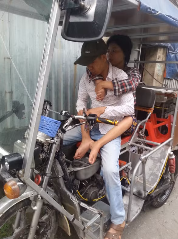 Vợ chồng chị Nhàn, anh Sơn nương tựa nhau mưu sinh - Ảnh: T.LÊ