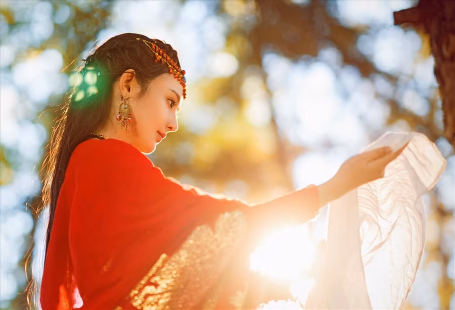 3. Bành Tiểu Nhiễm: Bành Tiểu Nhiễm bước vào làng giải trí với vai trò MC cho một chương trình truyền hình vào năm 2013. Sau 5 năm, Bành Tiểu Nhiễm mới chỉ đóng 5 bộ phim, trong đó Đông Cung là vai chính đầu tiên trong sự nghiệp của cô. Cũng chính nhờ vai diễn trong phim này, tên tuổi nữ diễn viên bắt đầu “nổi như cồn”.