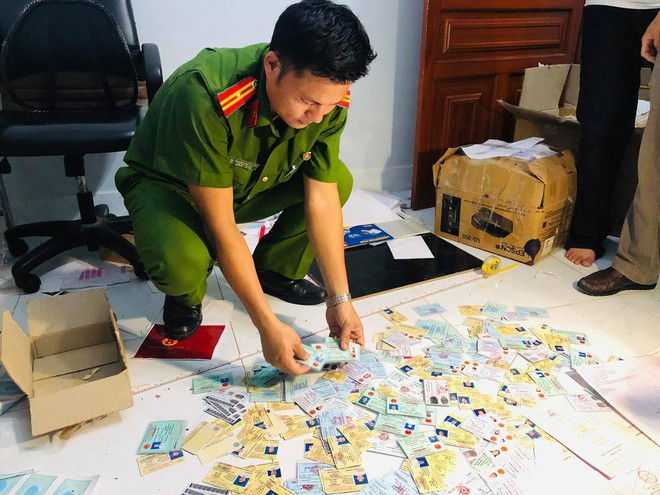 Bằng cấp giả bị thu giữ ẢNH: CÔNG AN CUNG CẤP