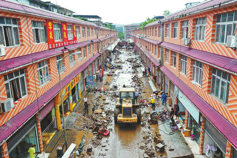 Cảnh dọn dẹp ở một khu phố sau khi lũ rút (ảnh: Xinhua) Cảnh dọn dẹp ở một khu phố sau khi lũ rút (ảnh: Xinhua)