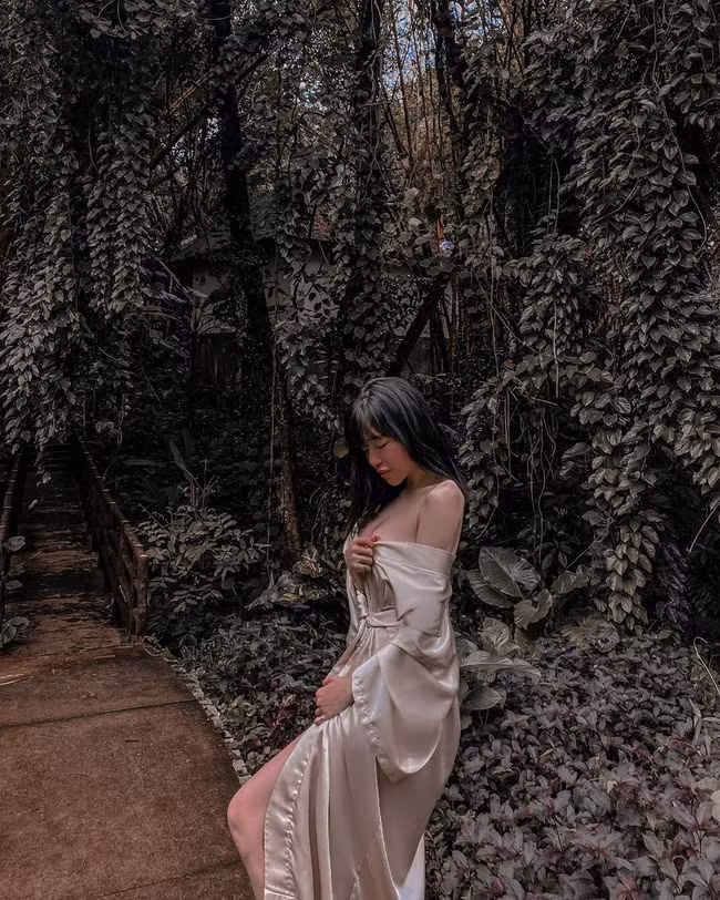 Elly Trần thắc mắc: “Dạo này mọi người hay nhìn những trường hợp xung quanh rồi mất lòng tin vào tình yêu và hôn nhân. Mình không biết tại sao mọi người lại tiêu cực đến mức như vậy, khi mà từ đầu vốn dĩ đó là những thứ chúng ta đã không nên đặt kỳ vọng vào rồi. Hihi!”.