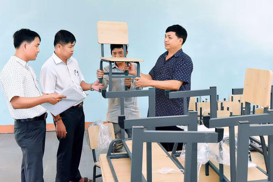 Chuẩn bị cơ sở vật chất trường lớp, trang thiết bị giảng dạy là một trong những nhiệm vụ quan trọng của ngành Giáo dục khi bước vào năm học mới. Ảnh: Đức Thụy