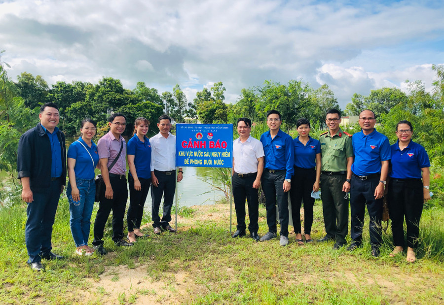 Đoàn viên, thanh niên cắm biển cảnh báo đuối nước tại các ao hồ. Ảnh: P.L