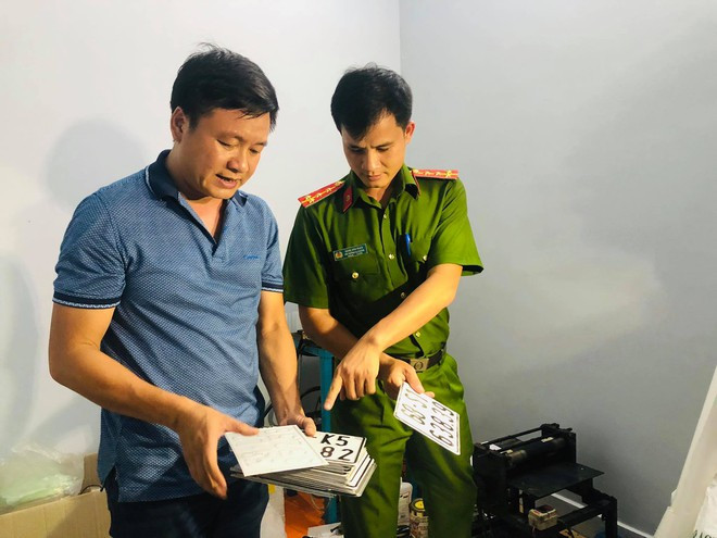 Cơ quan công an thu giữ biển số giả ẢNH: CÔNG AN CUNG CẤP