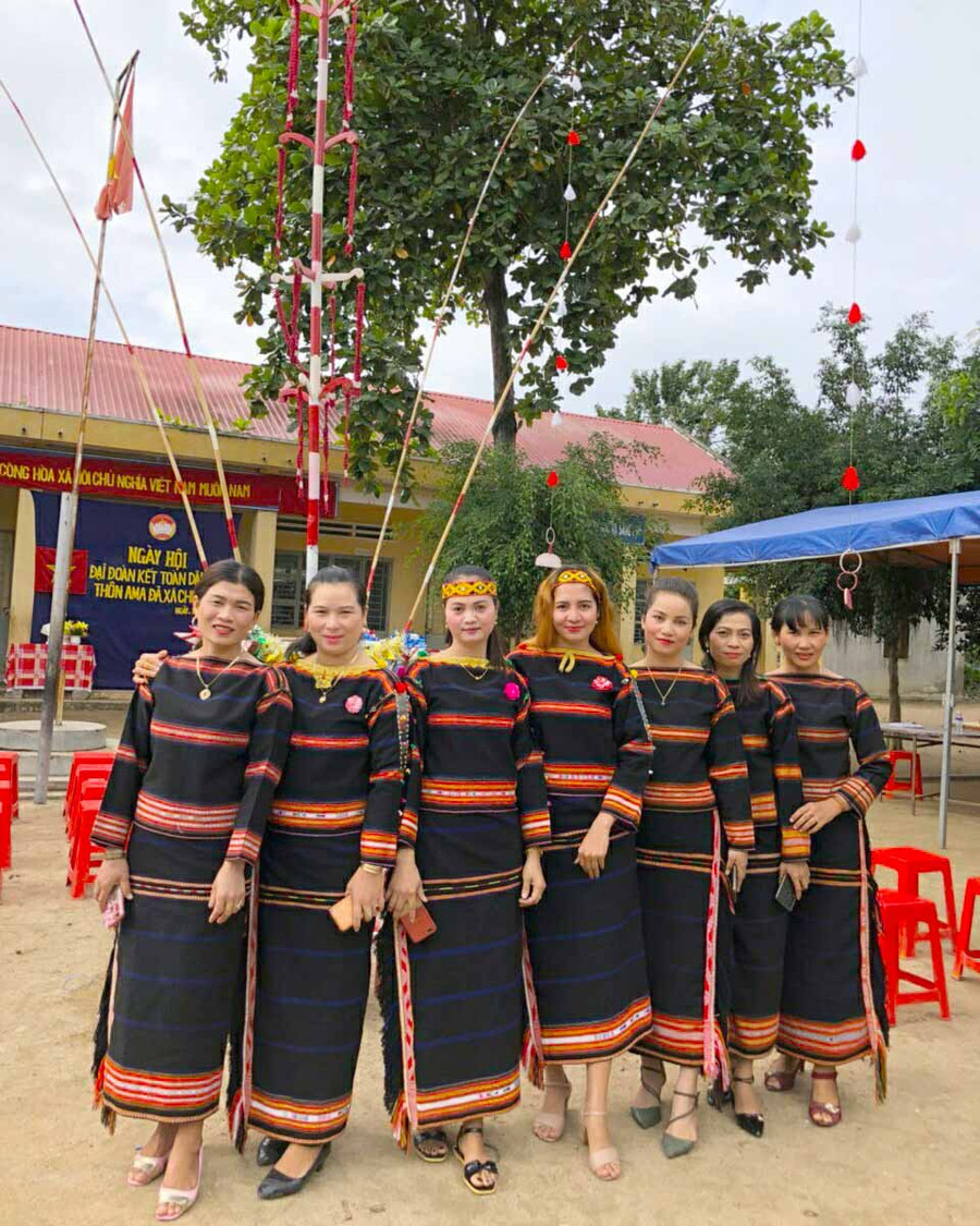 Đội nhảy xoang của buôn Plơi Apa ơi H'Trông. Ảnh: Vũ Chi