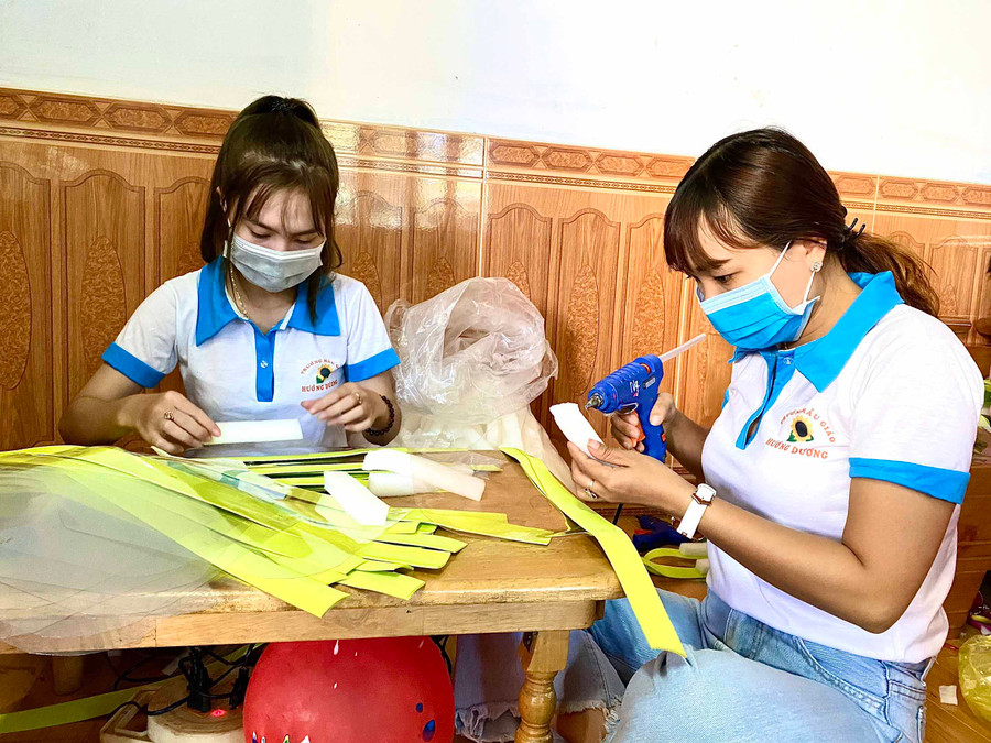 Các cô giáo Trường Mầm non Hướng Dương (xã Ia Phìn, huyện Chư Prông) ra TP. Pleiku làm mũ ngăn giọt bắn. Ảnh: Hồng Thi 