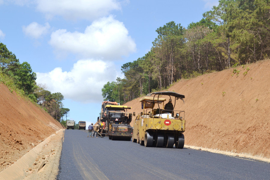 Đơn vị thi công tiến hành trảm bê tông nhựa tại đường Hồ Chí Minh tuyến tránh đô thị Pleiku đoạn qua xã Gào (TP. Pleiku). Ảnh: Lê Hòa