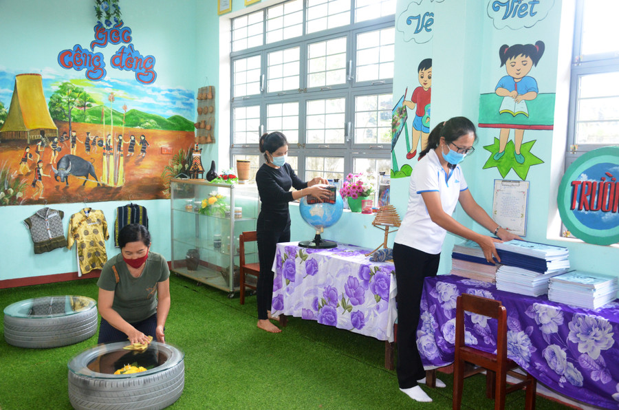 Giáo viên Trường Tiểu học Lương Thế Vinh chuẩn bị đồ dùng dạy học. Ảnh: Thiên Thanh Giáo viên Trường Tiểu học Lương Thế Vinh chuẩn bị đồ dùng dạy học. Ảnh: Thiên Thanh