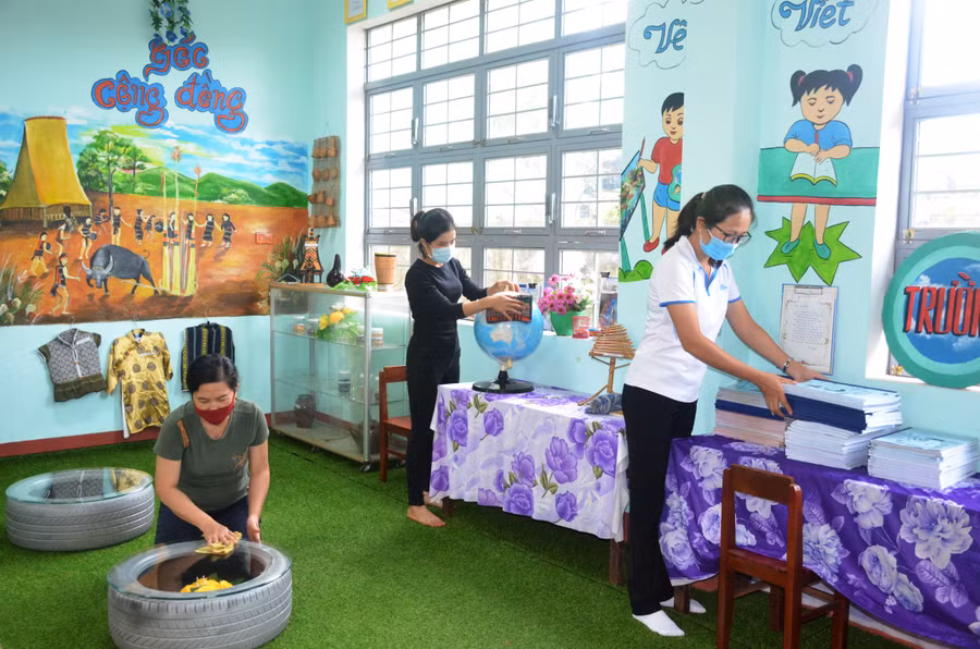  Giáo viên Trường Tiểu học Lương Thế Vinh chuẩn bị đồ dùng dạy học. Ảnh: Thiên Thanh 