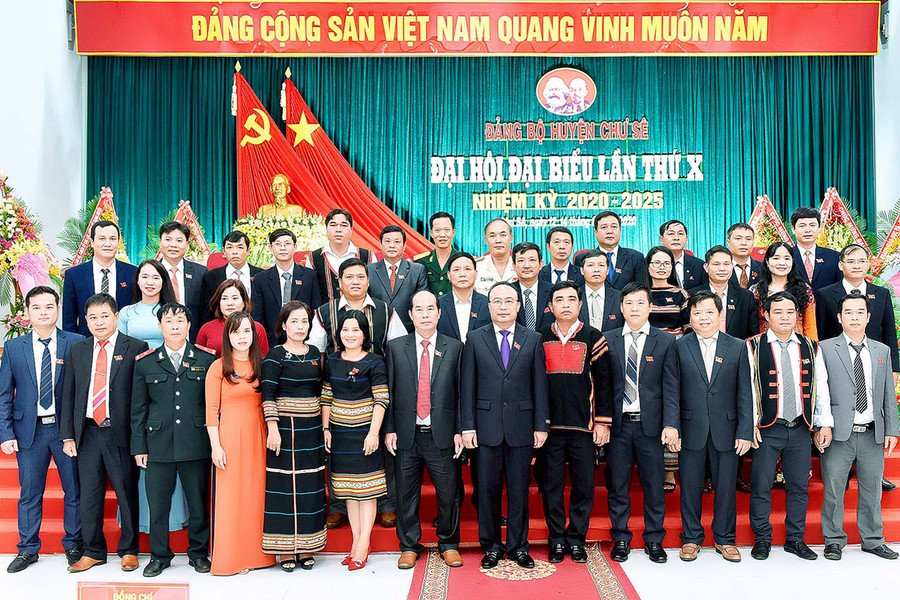 Ban Chấp hành Đảng bộ huyện Chư Sê ra mắt nhận nhiệm vụ. Ảnh: Đức thụy