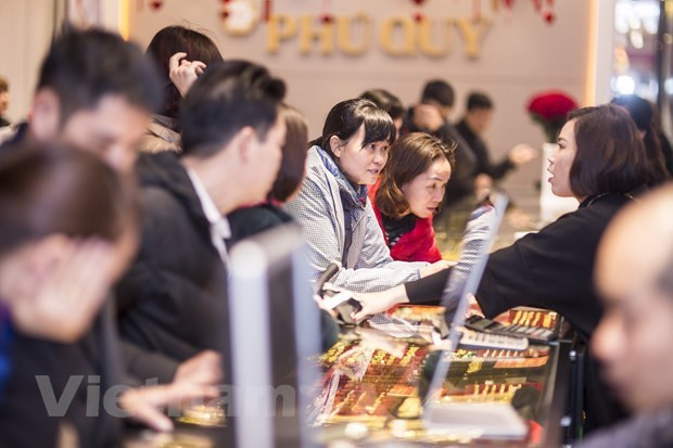 Khách hàng giao dịch vàng miếng. (Ảnh: Đức Duy/Vietnam+)