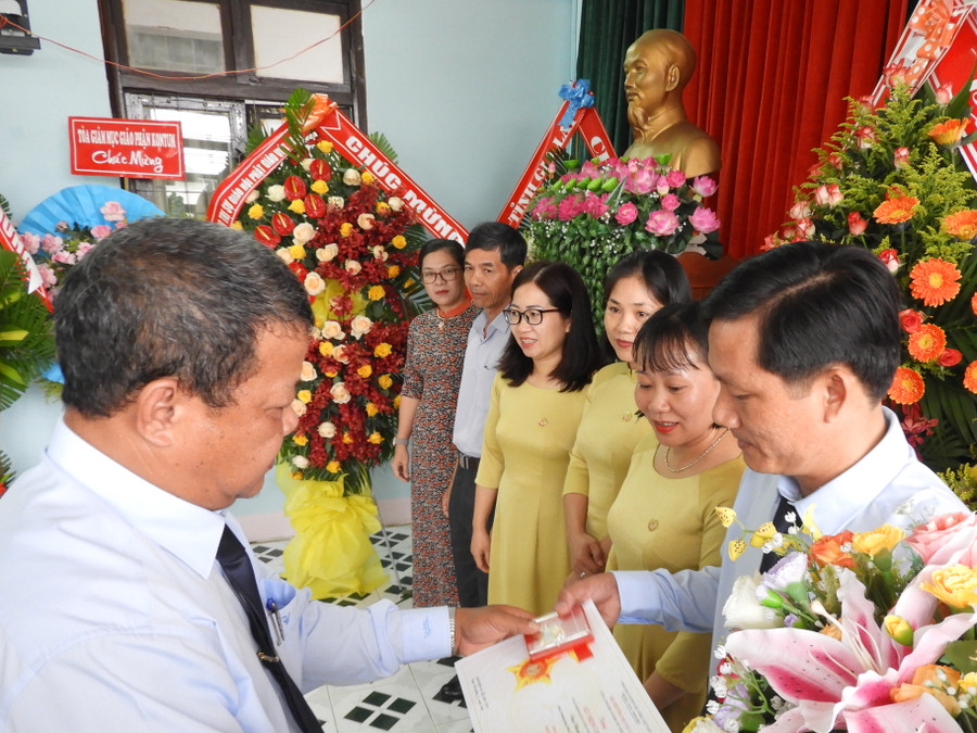 Trao Kỷ niệm chương Vì sự nghiệp quản lý Nhà nước về tín ngưỡng, tôn giáo cho các cá nhân. Ảnh: Thanh Nhật