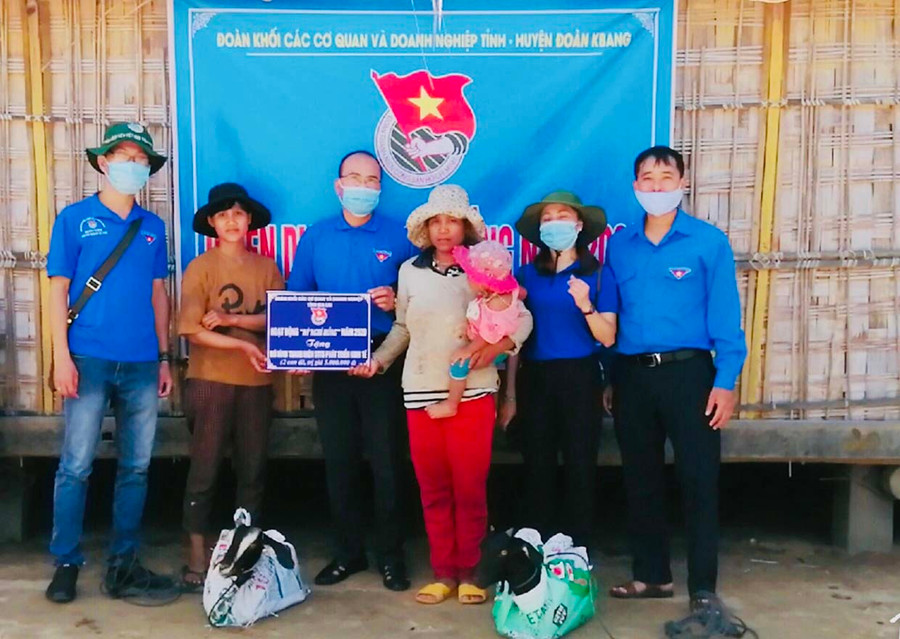  Đoàn khối các cơ quan và doanh nghiệp tỉnh tặng dê giống cho 2 hộ gia đình thanh niên Đinh Tuôi và Đinh Thinh (làng Klếch, xã Krong, huyện Kbang). Ảnh: P.L 