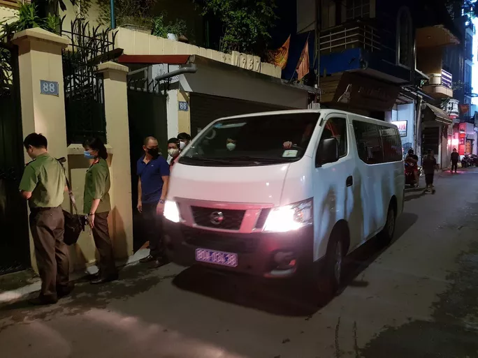 Xe biển xanh đưa nhiều công an mặc sắc phục và đại diện VKS trước nhà ông Nguyễn Đức Chung tại số 88 phố Trung Liệt, quận Đống Đa, TP Hà Nội