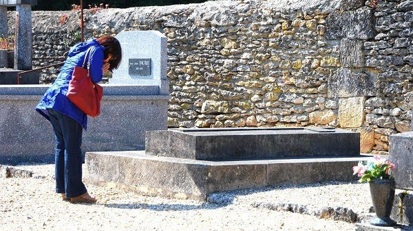 Theo sách "Chín đời chúa, mười ba đời vua triều Nguyễn", năm 1944, vua Hàm Nghi qua đời ở Algeria. Thi hài ông được an táng ở đây, năm 1962 lại được cải táng ở khu lăng mộ tại làng Thonac, trong khu vực lâu đài của trưởng nữ Như Mai ở tỉnh Dordogne (nước Pháp). Theo sách