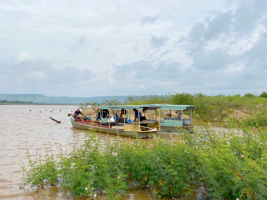 Hoạt động đi thuyền máy ngắm cảnh trên lòng hồ Ayun Hạ đã có từ nhiều năm nay. Ảnh: Bùi Hương Thảo
