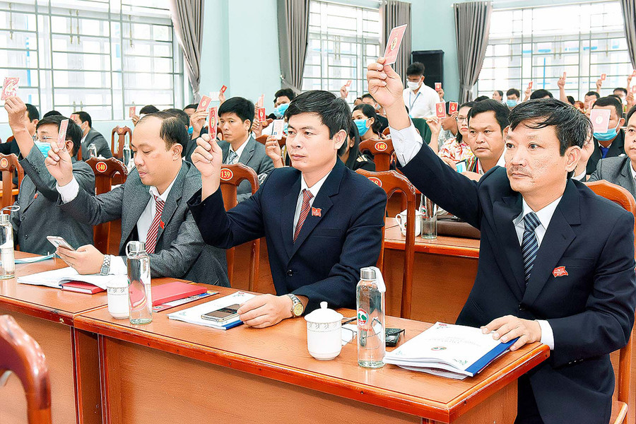  Các đại biểu biểu quyết thông qua chương trình đại hội. Ảnh: Đức Thụy